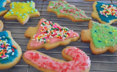 Mit Zuckerguss verzierte Plätzchen auf einem Backrost(1)