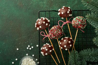 Cake Pops für Weihnachten auf grünem Hintergrund