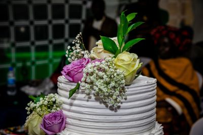 Buttercremetorte wurde mit Randmodellierer in Form gebracht