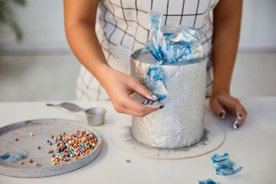Pinata Kuchen backen - silberne Dekoration