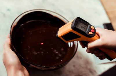 Kuvertüre temperieren mit Infrarot-Thermometer