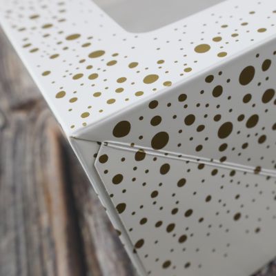 weißer Tortenkarton mit goldenen Punkten