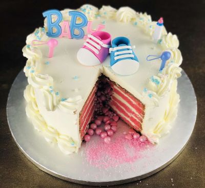 Babyparty Torte  bunte Babyschuhe mit Cake Topper auf Torte