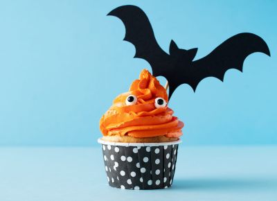 Halloween Muffins dekorieren mit Zuckeraugen, Frosting und Fledermaus