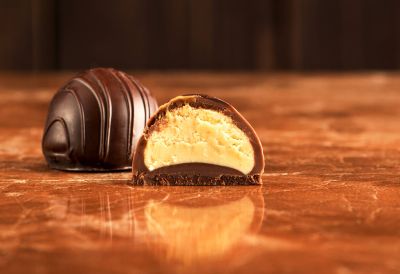 Angeschnittene Praline mit cremiger Ganache-Füllung