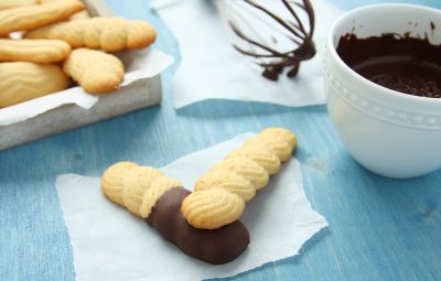 Butterkekse werden in Schokolade getaucht(1)