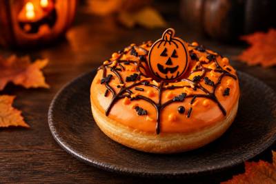 Halloween Donut mit einem Kürbisring dekoriert