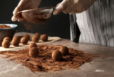 Trüffelpralinen werden mit Kakao bestäubt