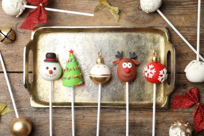 Weihnachtliche Cake Pops mit verschiedenen Designs